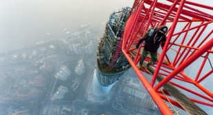 Daredevils take captivating pictures from top of Shanghai Tower