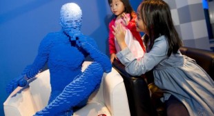 It’s a block party as Manhattan artist Nathan Sawaya uses 1.5 million Legos to build wonders